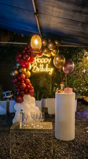 Vino y Oro al Aire - decoración Cumpleaños en Bucaramanga